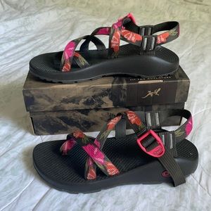 EUC Chaco floral print sandals size 9 womens